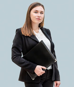 young-business-woman-in-black-suit-standing-in-the-YM4XQKM